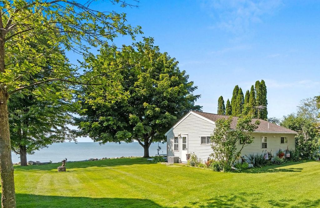 165 SUN N SURF DRIVE, Luxemburg, WI 54217