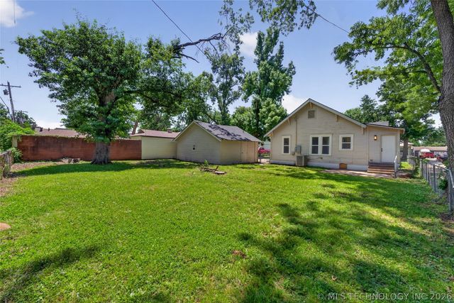 320 E 5th Street, Claremore, OK 74017