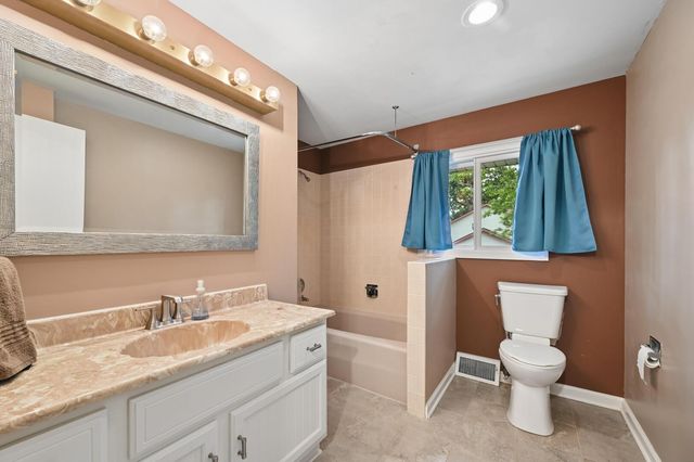4708 N Burman Drive, Crystal Lake, IL 60014