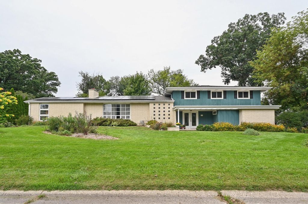 4708 N Burman Drive, Crystal Lake, IL 60014