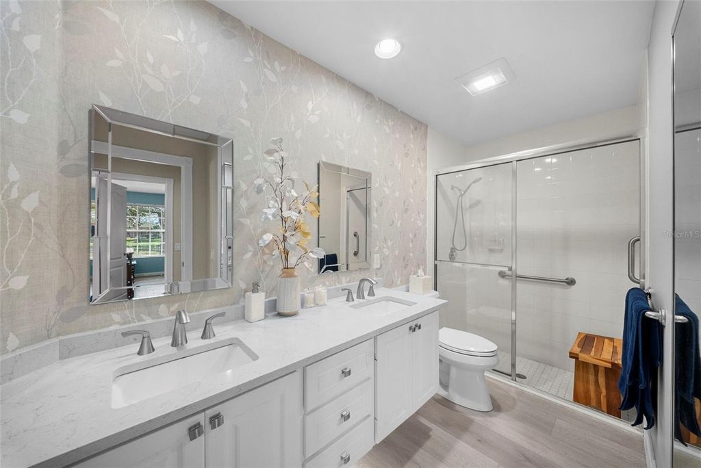 Image 14 of property listing at 5566 MODENA PLACE, Sarasota, FL 34238