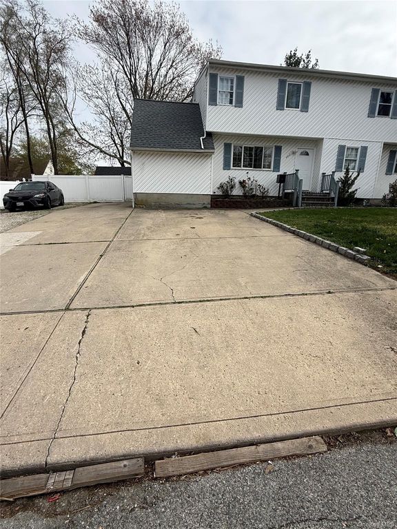 480 Saint Johns Street, Central Islip, NY 11722