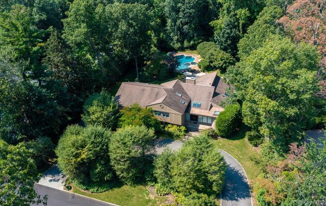 8 Kodiak Drive, Woodbury, NY 11797