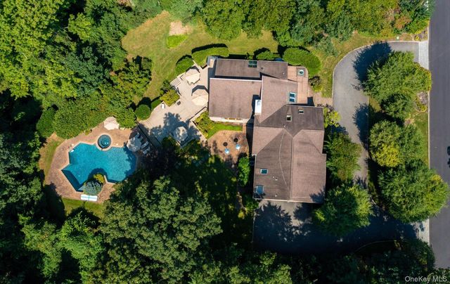 8 Kodiak Drive, Woodbury, NY 11797