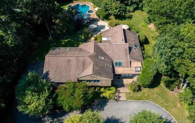 8 Kodiak Drive, Woodbury, NY 11797