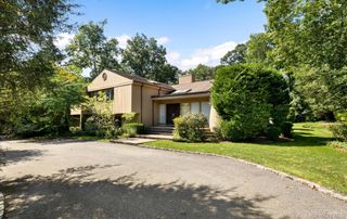 8 Kodiak Drive, Woodbury, NY 11797
