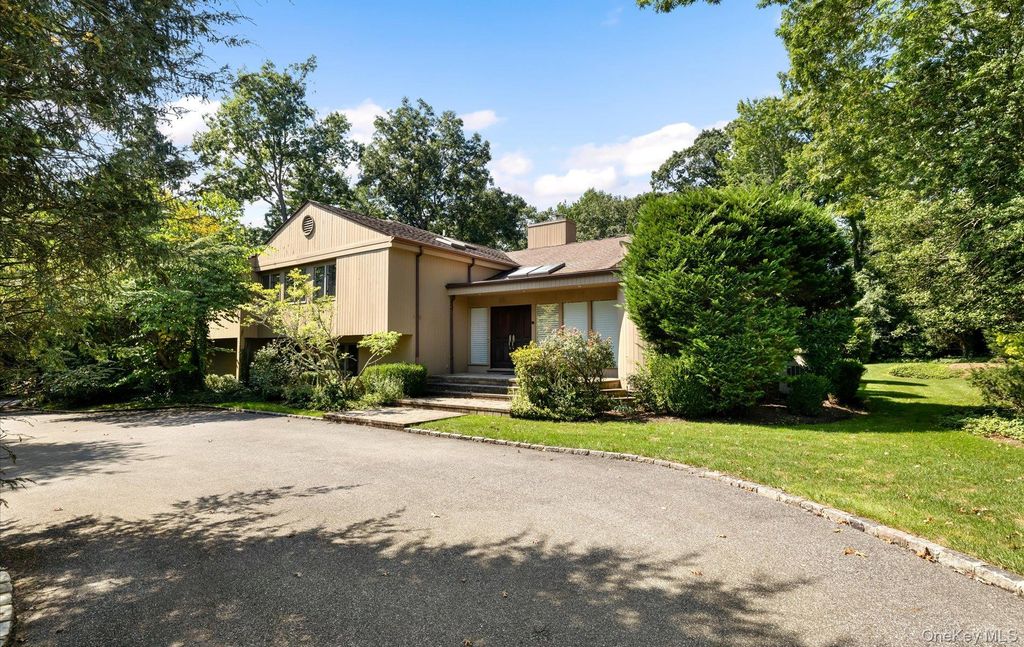8 Kodiak Drive, Woodbury, NY 11797