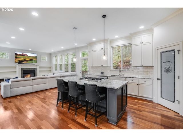 1880 Nw DEETTE Dr, Portland, OR 97229