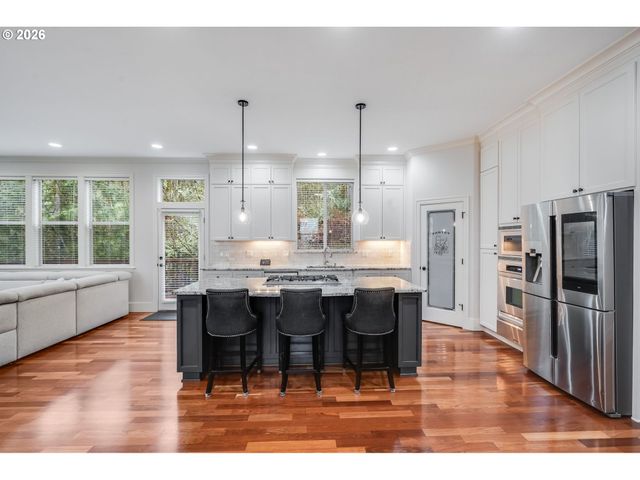 1880 Nw DEETTE Dr, Portland, OR 97229