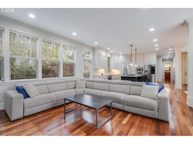 1880 Nw DEETTE Dr, Portland, OR 97229