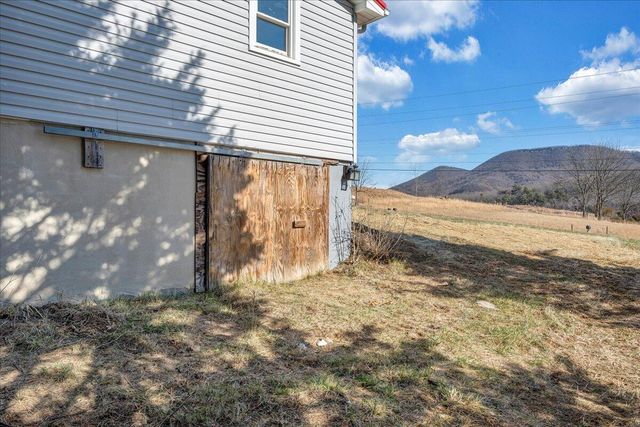 1572 Little Catawba Creek RD, Troutville, VA 24175