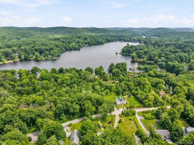 19 Oak Ridge Drive, Putnam Valley, NY 10579