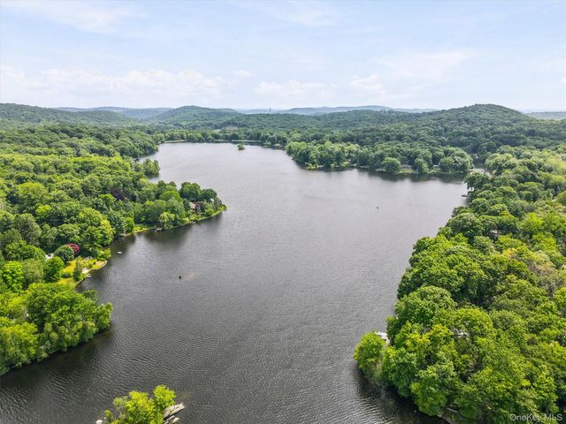 19 Oak Ridge Drive, Putnam Valley, NY 10579