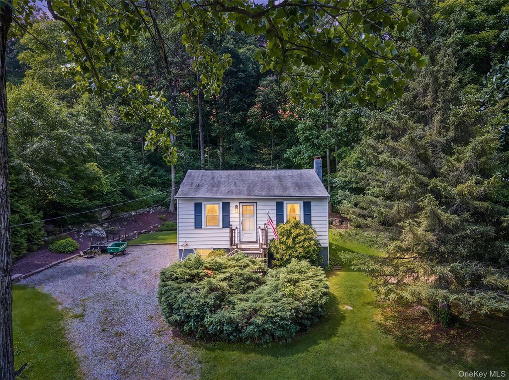 19 Oak Ridge Drive, Putnam Valley, NY 10579