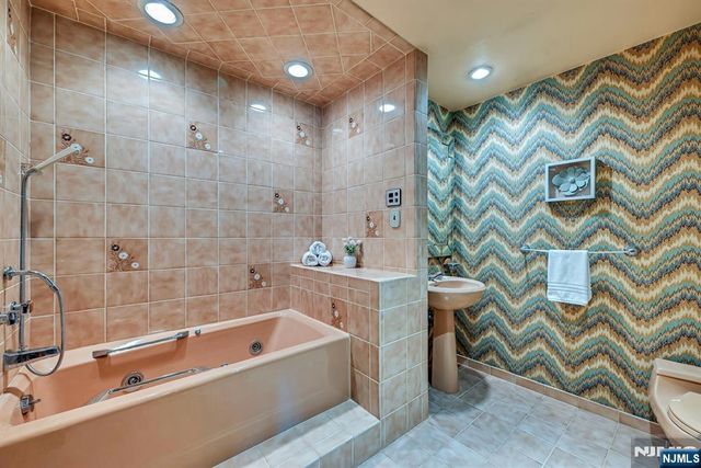 86 Willowbrook Court, Paramus, NJ 07652