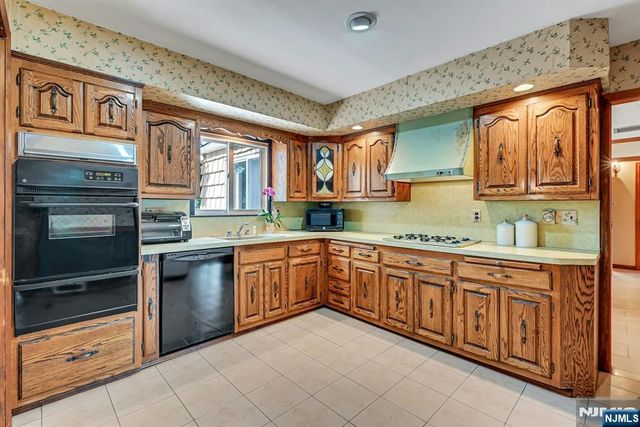 86 Willowbrook Court, Paramus, NJ 07652
