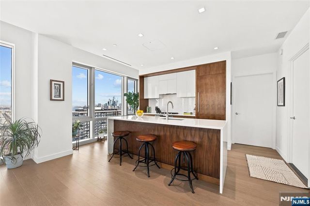 75 Park Lane PH-3701, Jersey City, NJ 07310