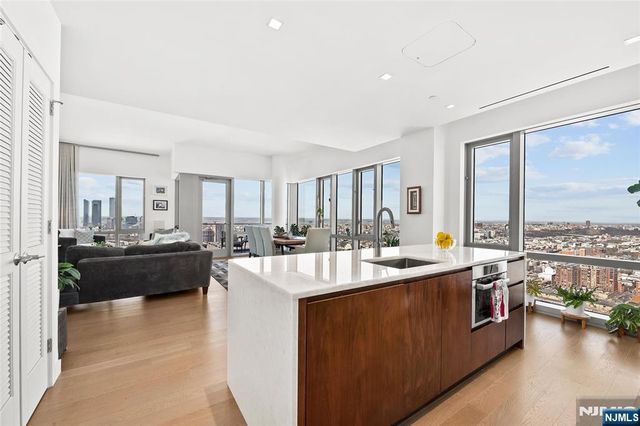 75 Park Lane PH-3701, Jersey City, NJ 07310