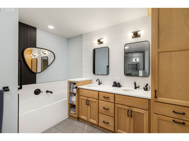 32475 Sw LAKE POINT Ct, Wilsonville, OR 97070