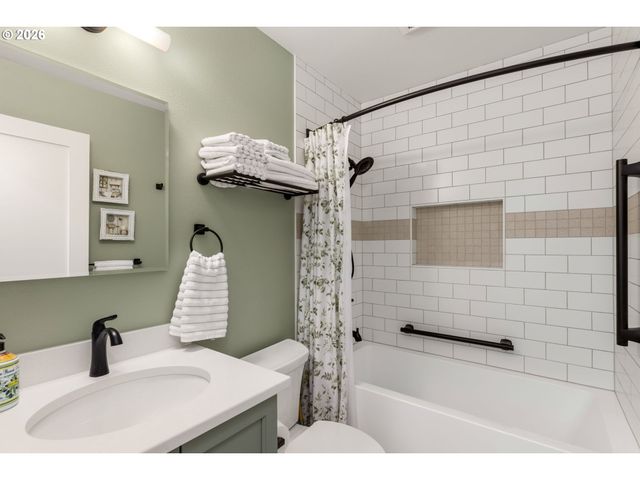 32475 Sw LAKE POINT Ct, Wilsonville, OR 97070