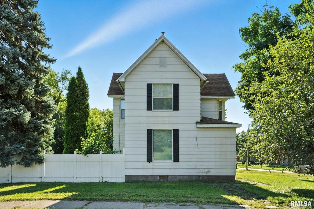 320 16TH Avenue N, Clinton, IA 52732