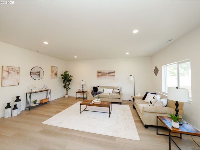 729 Periander Way, Harrisburg, OR 97446