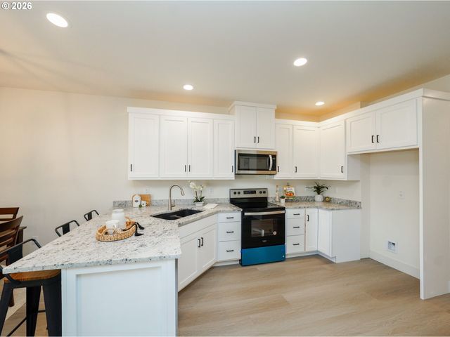729 Periander Way, Harrisburg, OR 97446