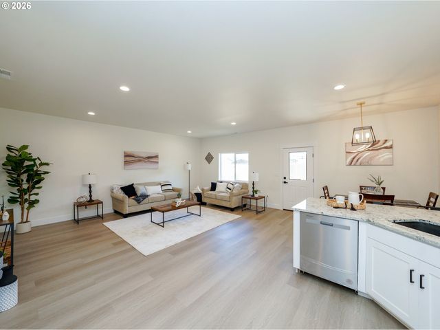 729 Periander Way, Harrisburg, OR 97446