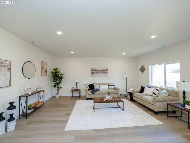 729 Periander Way, Harrisburg, OR 97446