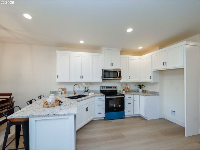 729 Periander Way, Harrisburg, OR 97446