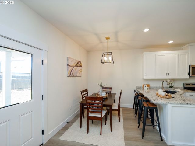 729 Periander Way, Harrisburg, OR 97446