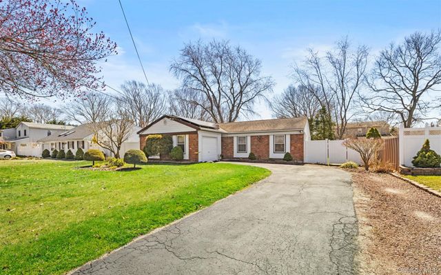 20 Beacon Street, Shirley, NY 11967