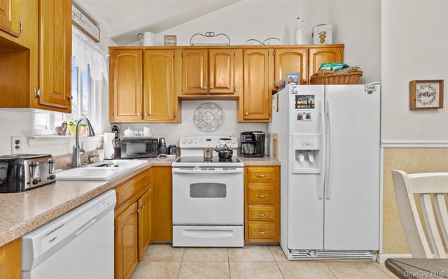 20 Beacon Street, Shirley, NY 11967