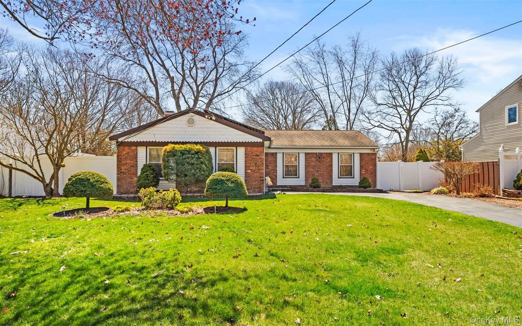 20 Beacon Street, Shirley, NY 11967