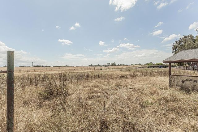 5276 Poinsettia Avenue, Clovis, CA 93619