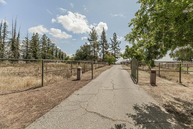 5276 Poinsettia Avenue, Clovis, CA 93619