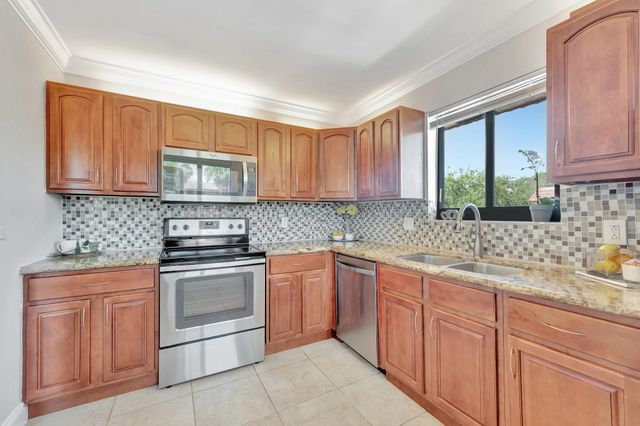 334 Lakeview Drive 204, Weston, FL 33326