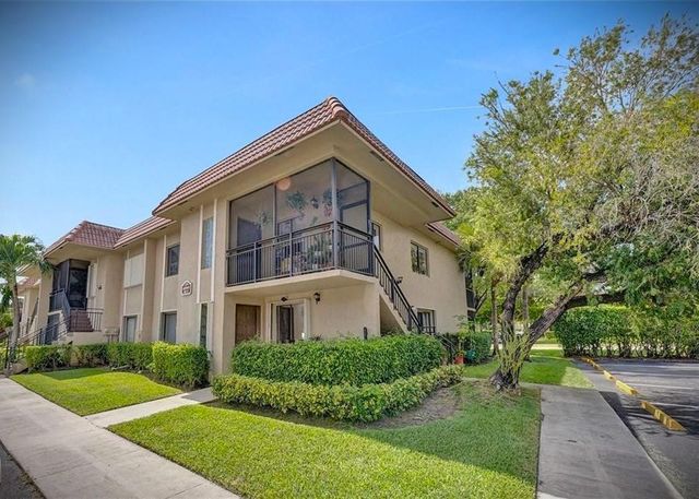 334 Lakeview Drive 204, Weston, FL 33326