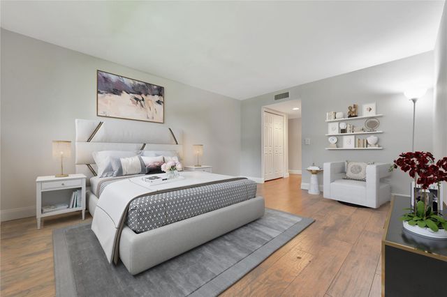 334 Lakeview Drive 204, Weston, FL 33326