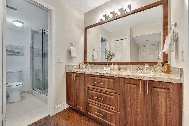 334 Lakeview Drive 204, Weston, FL 33326