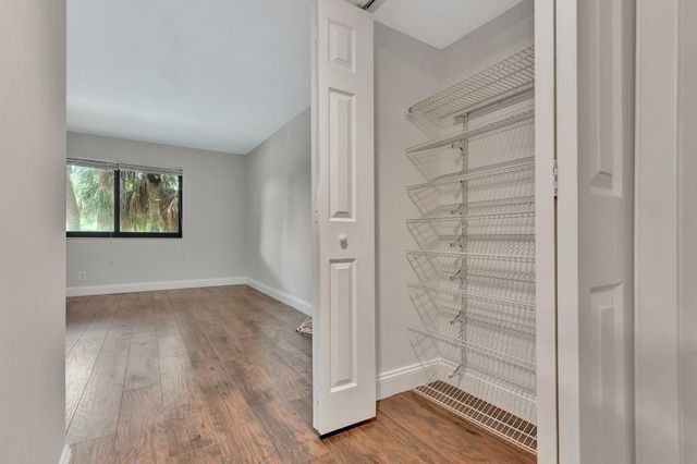 334 Lakeview Drive 204, Weston, FL 33326