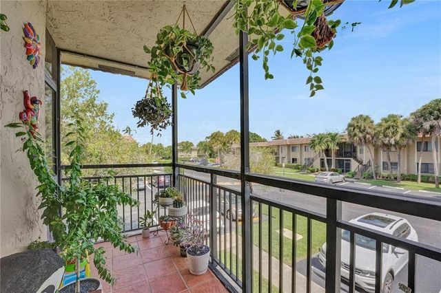 334 Lakeview Drive 204, Weston, FL 33326