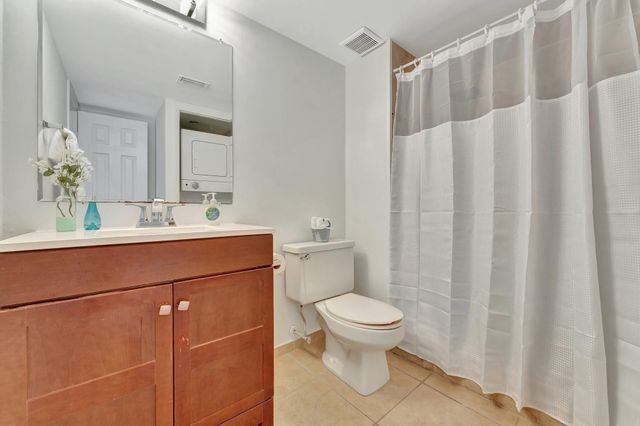 334 Lakeview Drive 204, Weston, FL 33326