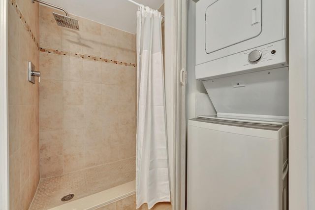 334 Lakeview Drive 204, Weston, FL 33326