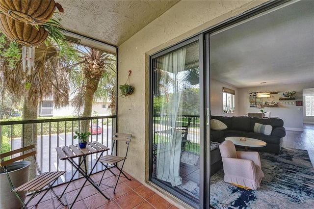 334 Lakeview Drive 204, Weston, FL 33326