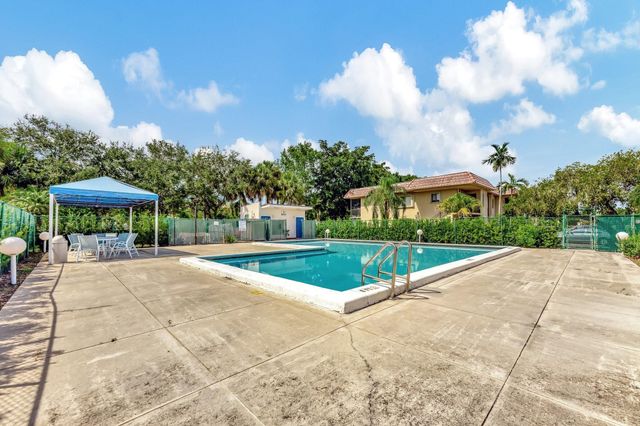 334 Lakeview Drive 204, Weston, FL 33326