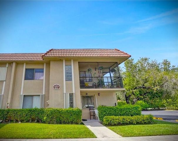 334 Lakeview Drive 204, Weston, FL 33326