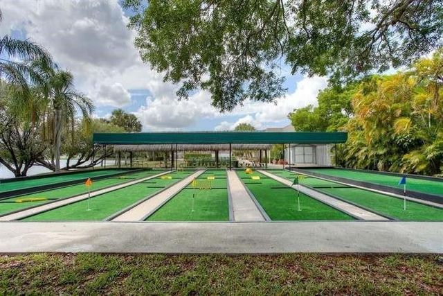 334 Lakeview Drive 204, Weston, FL 33326