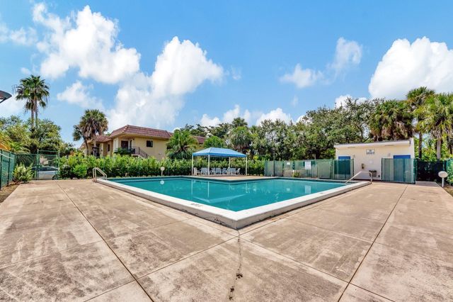 334 Lakeview Drive 204, Weston, FL 33326