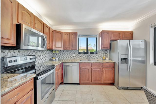 334 Lakeview Drive 204, Weston, FL 33326